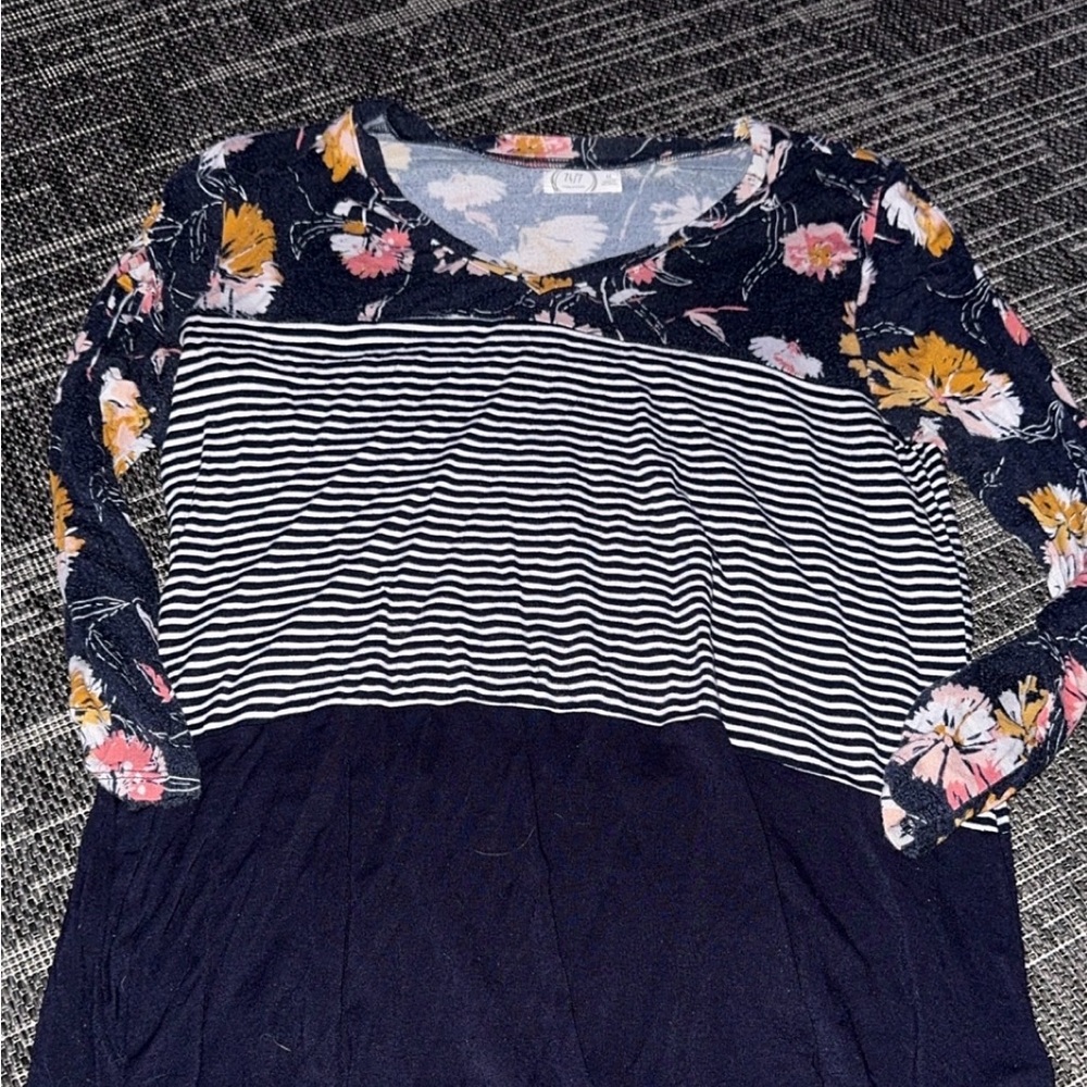 Maurices White and Blue Graphic 3/4 Sleeve Blouse